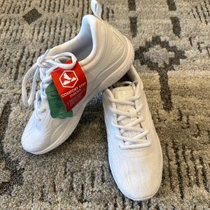 *SOLD* NWT Girl’s BCG White Cheer Shoes